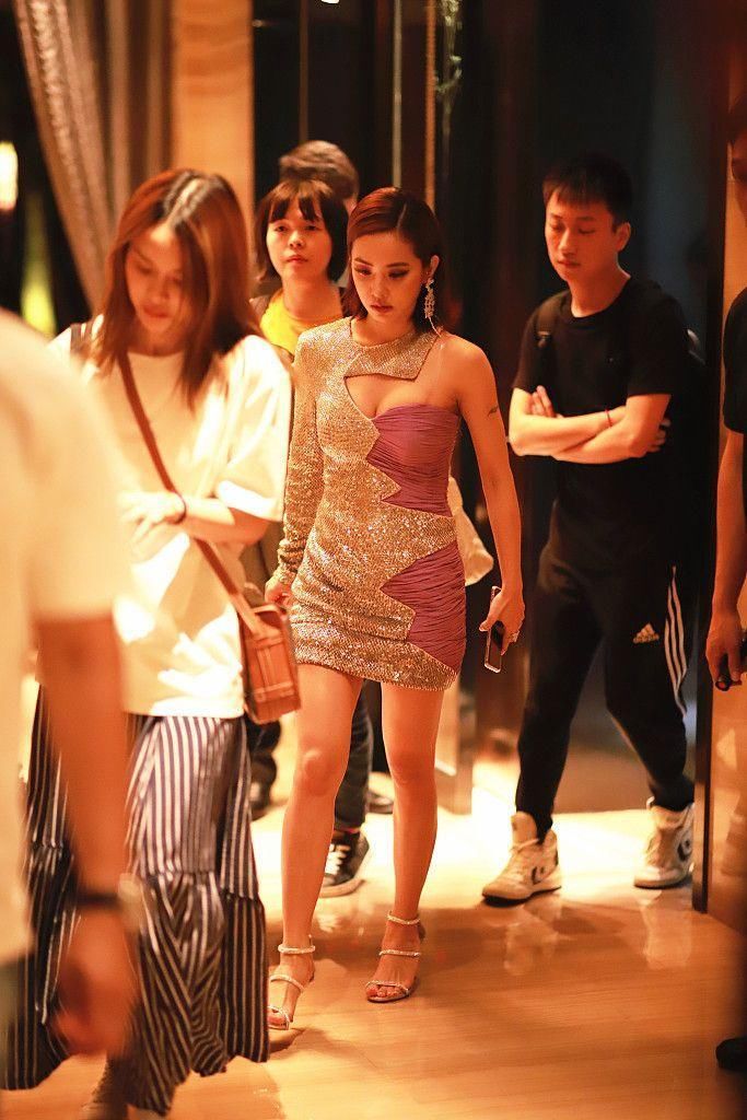 蔡依林这裙子像是缝起来的，布料用的很节省，看着好心酸!