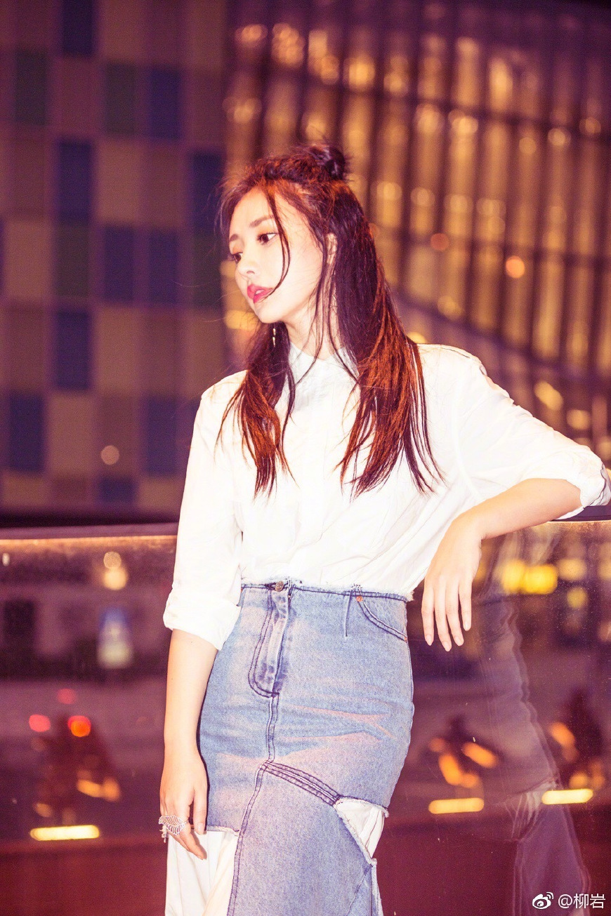 37岁柳岩厉害了!仅仅换了个发型就显小10岁,网友:她的胸是亮点