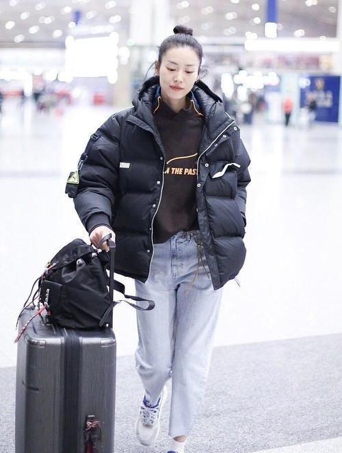 『女人』真正懂时髦的女人，穿羽绒服不会配毛衣，搭“初恋衣”保暖更减龄
