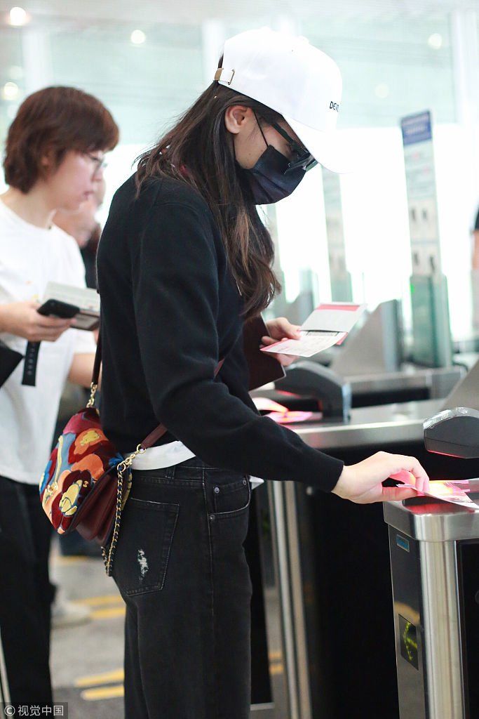 【独家】迪丽热巴帽子口罩遮面保持低调 黑白极简搭配休闲范儿足