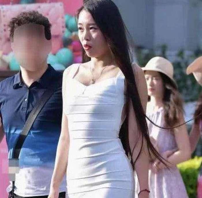 白色紧身裙的小姐姐，一双黑色高跟鞋把双腿显得白里透红，真好看