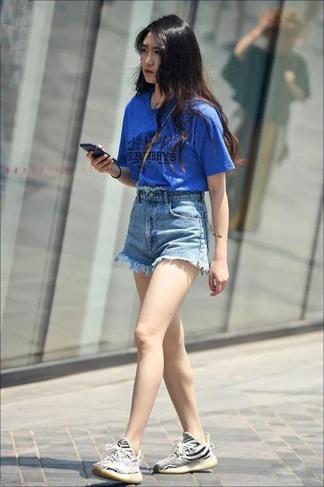 路人街拍，小姐姐蓝色印花T恤搭配牛仔热裤，漂亮养眼