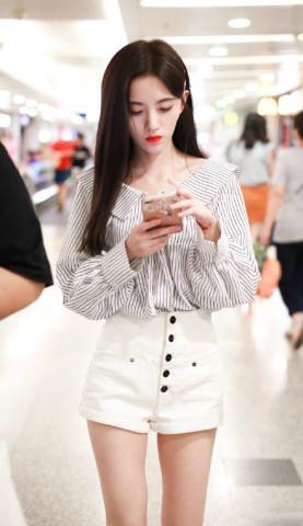 鞠婧祎可是真是敢穿!卫衣下面直接是白色腿袜,网友:会便宜谁呢