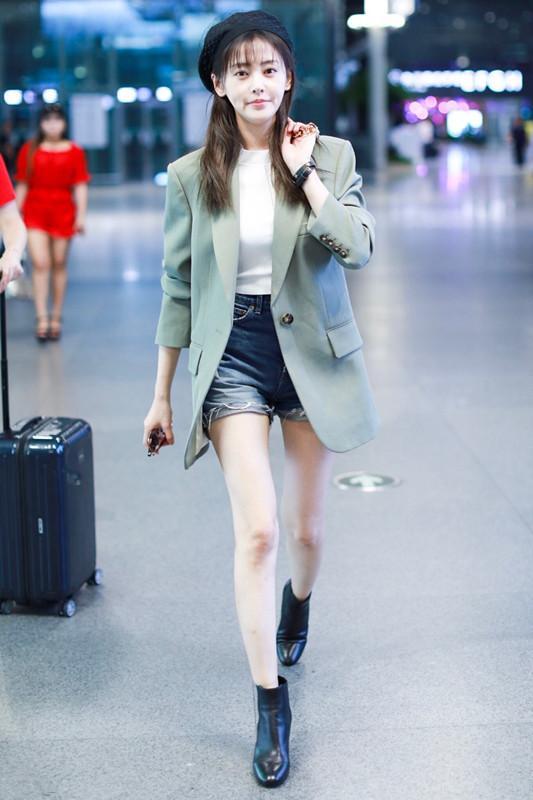 张天爱为了凹造型，穿西装竟搭配短裤，网友：这长腿100分
