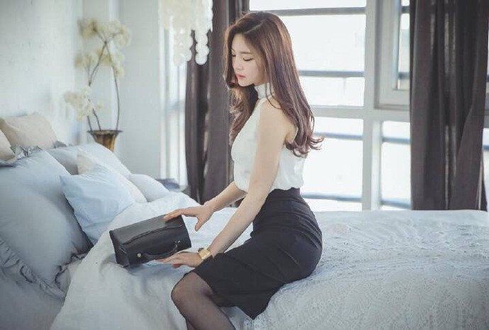 高跟鞋极品美女，脖子套圈圈作何用？