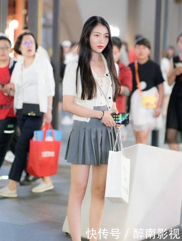 #短裙#街拍短裙小姐姐,腿长貌美,时尚又清凉