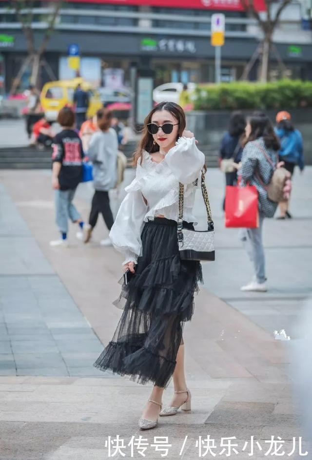 『半身裙』街拍:搭配网纱的半身裙,既有小女人的轻熟风,又可以包容不完美的身材