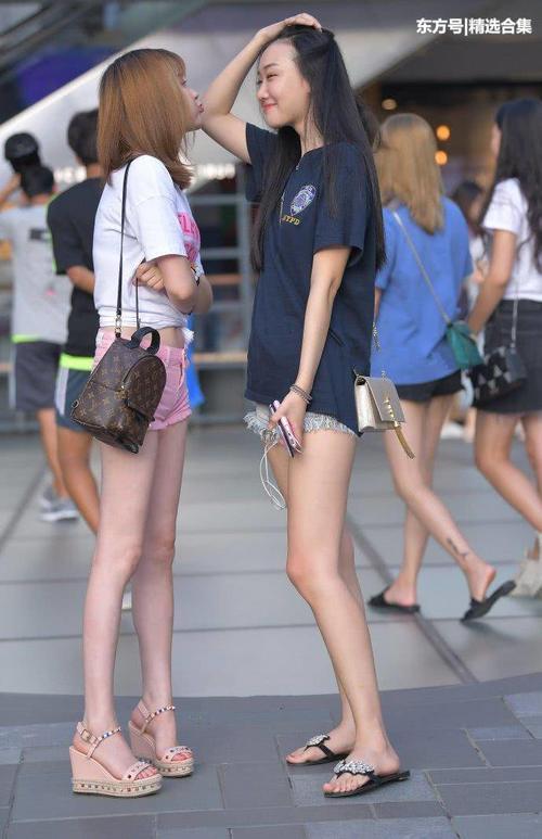 街拍：美女穿着如此短的短裤，加上这些元素后，就会显得更短了