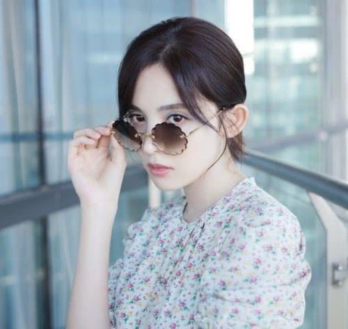 古力娜扎这裙子平平无奇,加上14颗“黑棋”却时尚爆表!给跪了!