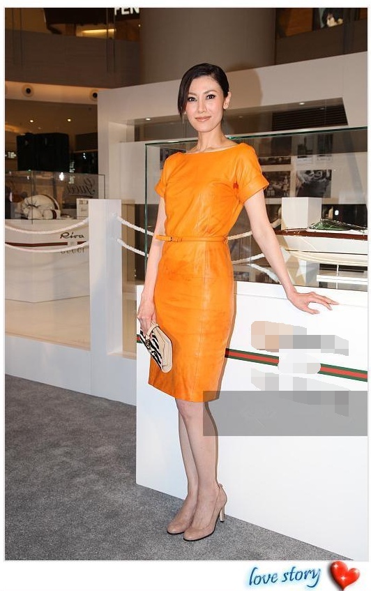 当唐嫣与李嘉欣同穿橘色皮裙，网友：终于见识到高级脸的最高形式