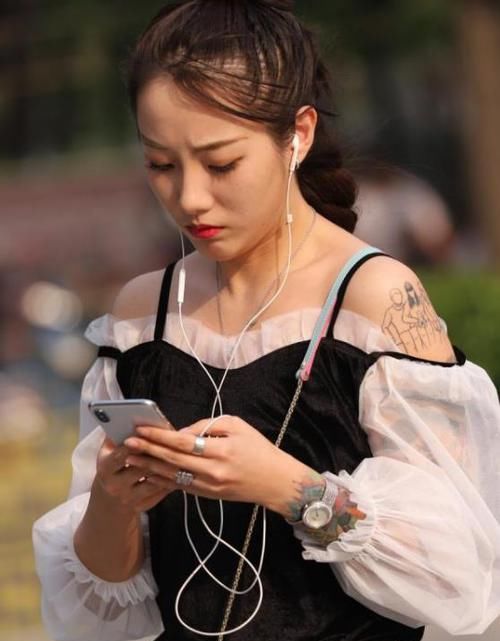  [面带笑容]养眼女神街拍：面带笑容的美女，一条白色的连衣裙，时尚清新美丽大方