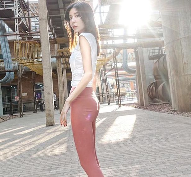 街拍：紧身裤勾勒出小姐姐美好身形，展现女人的完美气质！