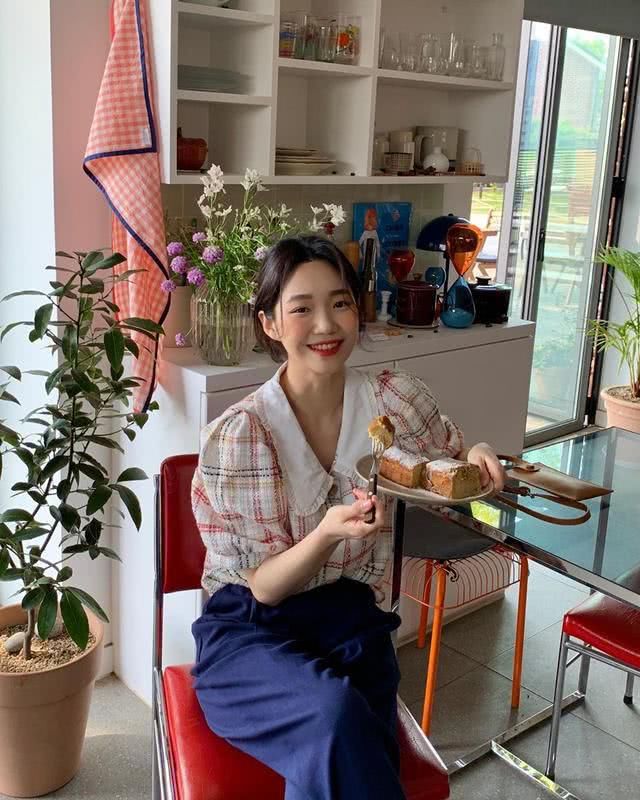 『就非常』Jennie时尚拍摄美呆了,春季穿出精致优雅感,韩式小香风值得选择