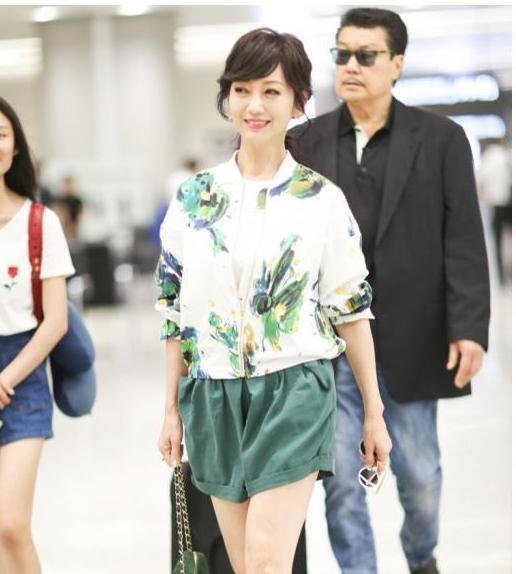 63岁赵雅芝太时尚，脚踩“两根银针”现身机场，厉害了我的老太太