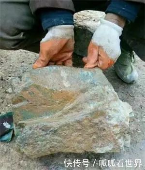  「大叔」农民大叔深山挖出块石头坚称是翡翠，不小心磕掉一块，