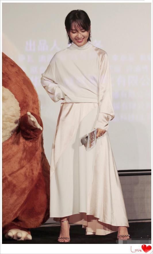 当周笔畅穿上一字肩裙，网友直呼：美炸了！颜值丝毫都不输刘诗诗