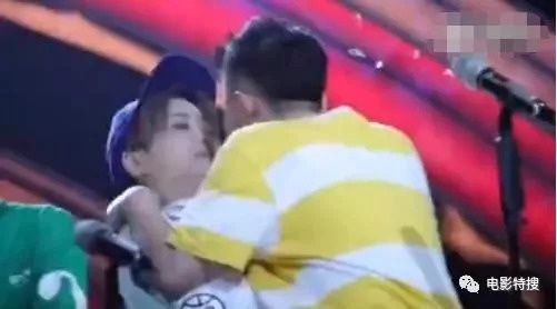 李宇春遭男粉丝强吻引热议，吴青峰四字暗示真相，4处细节让网友