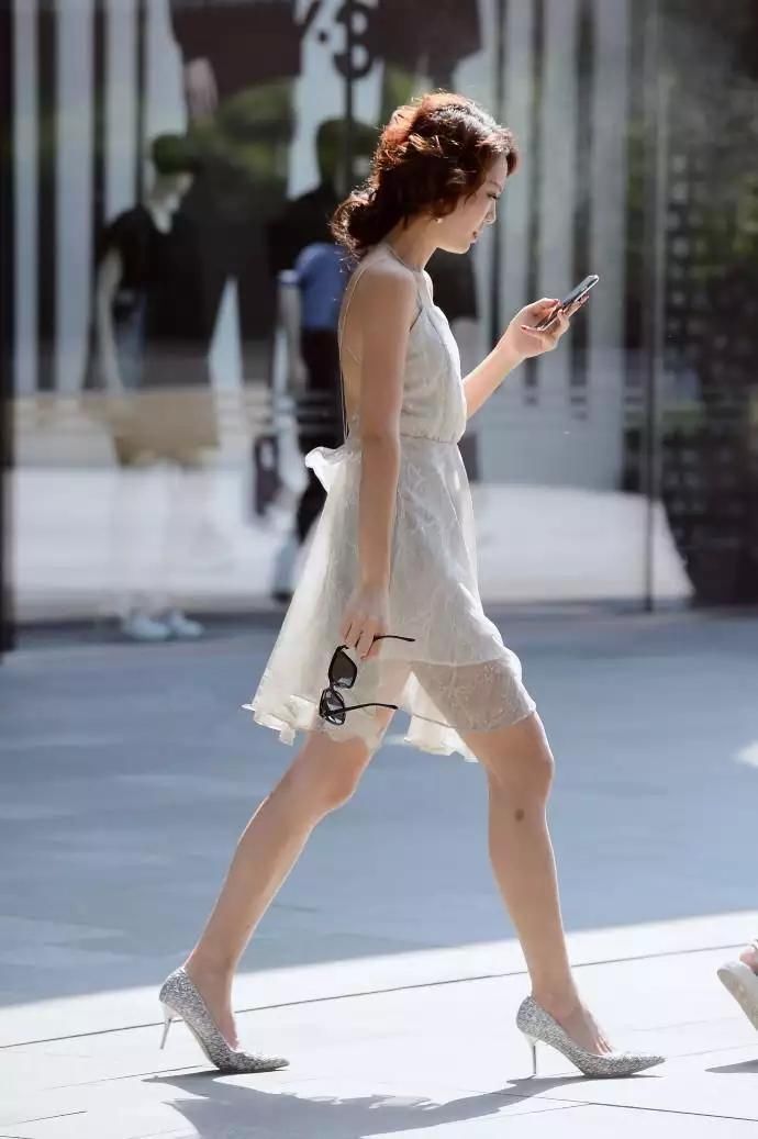 东莞街拍 性感短裤秀出美女好身材 图七小姐姐给满分不为过