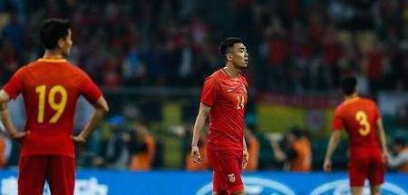 后卫挖坑守门员没出汗! 里皮两度自否这动作太