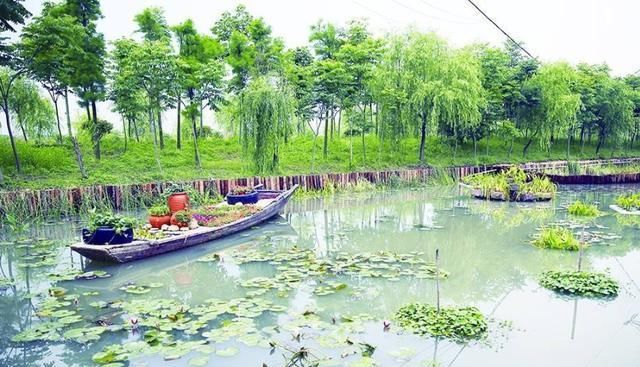 游客潜入普通池塘探险，却在水底30米处，意外发现“地狱之钟”