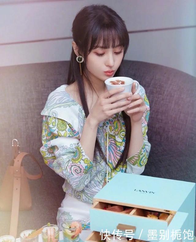 直发：郑爽真是特别的存在，稍微胖点就变美，穿碎花配黑直发美出新高度