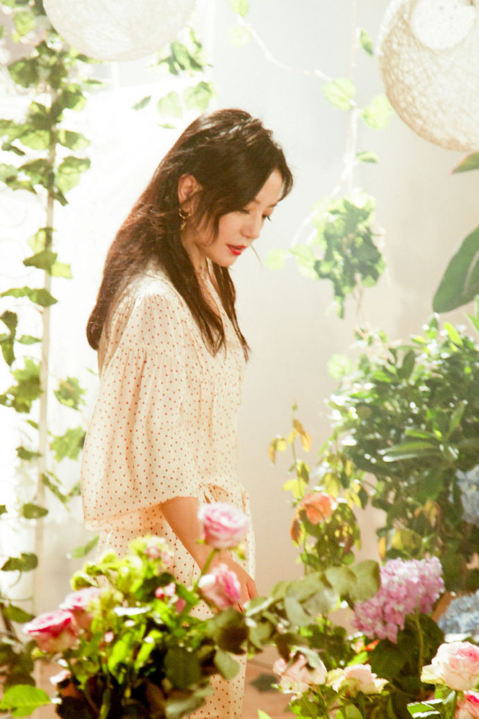 置身花丛中的仙子 中餐厅美厨娘赵薇身穿波点连衣裙 演绎优雅风情