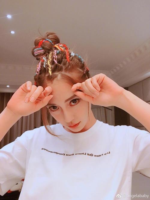 杨幂的彩色脏辫好时髦 Angelababy的也超俏皮