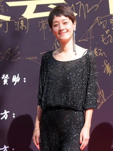连体:马伊琍气质非一般,穿黑色亮片连体裤配单边耳环,满满的高级感