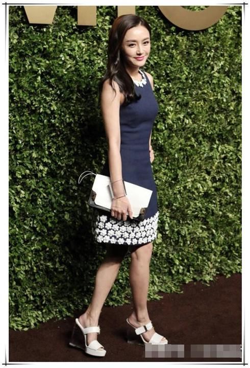 女星穿蓝裙谁最美？秦岚优雅，高圆圆端庄，佟丽娅就尴尬了！