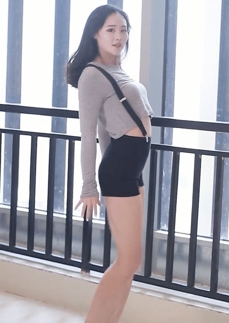 『美女』美女这身材真匀称,穿上短裤活力四射的感觉!