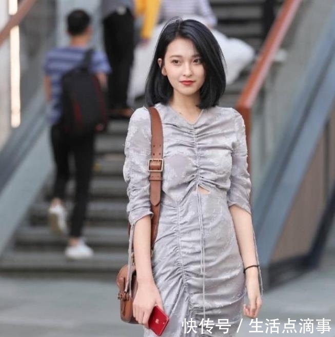  美女■美女街拍：清纯可人的小姐姐，气质优雅，穿出窈窕精致的美感！