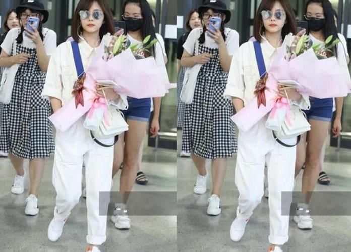 49岁的许晴穿白色连体衣，不输28岁谭松韵，网友:这嫩装的厉害!