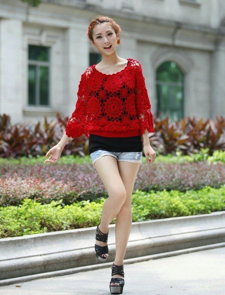 街拍美女:红色褛空长衫外加热裤