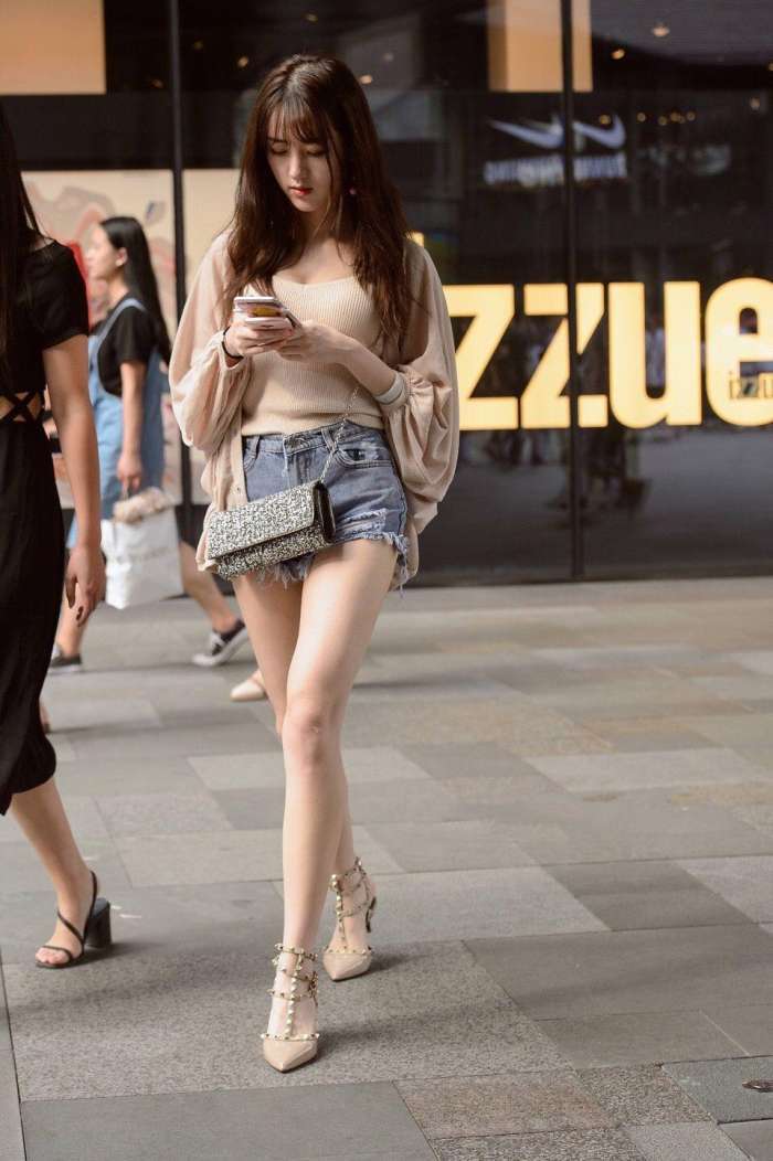 素人街拍: 图一清纯学生范, 图二温柔女人范 图五是直男心中的女