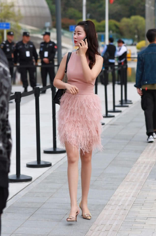 丰满御姐穿粉色“毛球”连衣裙，惹火身材魅力无限