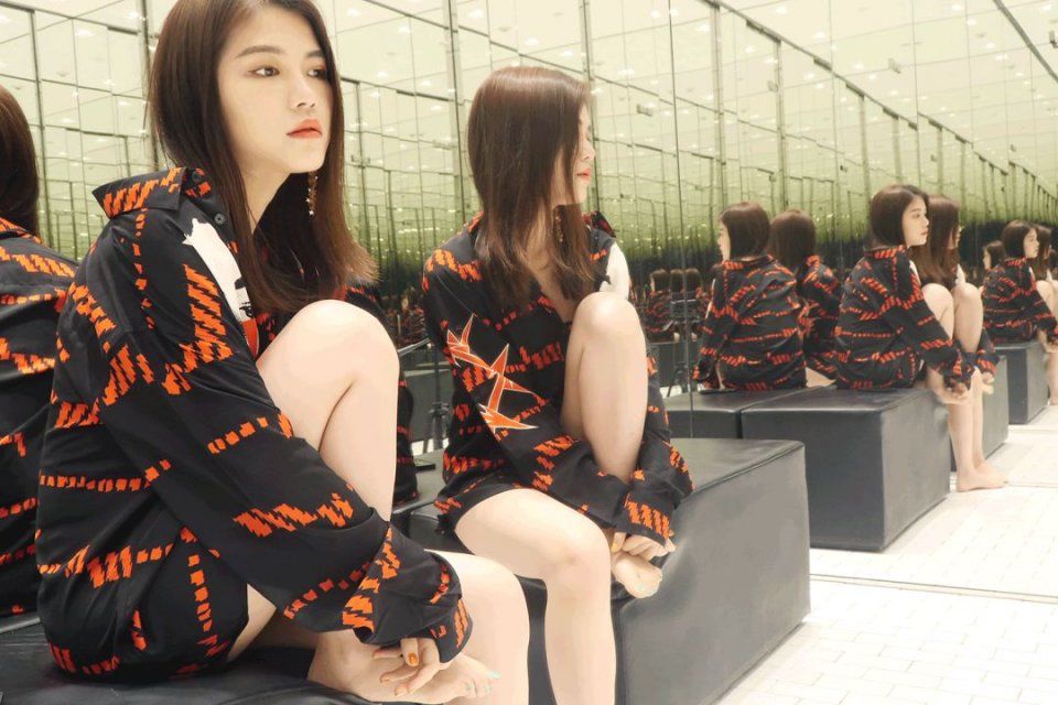 亲身示范丨原来真的可以在试衣间自拍出时尚芭莎封面!