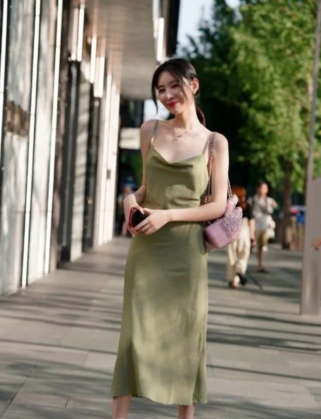  『春天』姑娘别再傻傻学搭配,今年春天流行这样的连衣裙,青春靓丽显气质