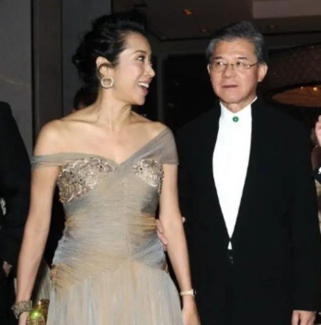 『超群』朱玲玲近照曝光,穿普通大衣好优雅,气质超群也难掩老年斑