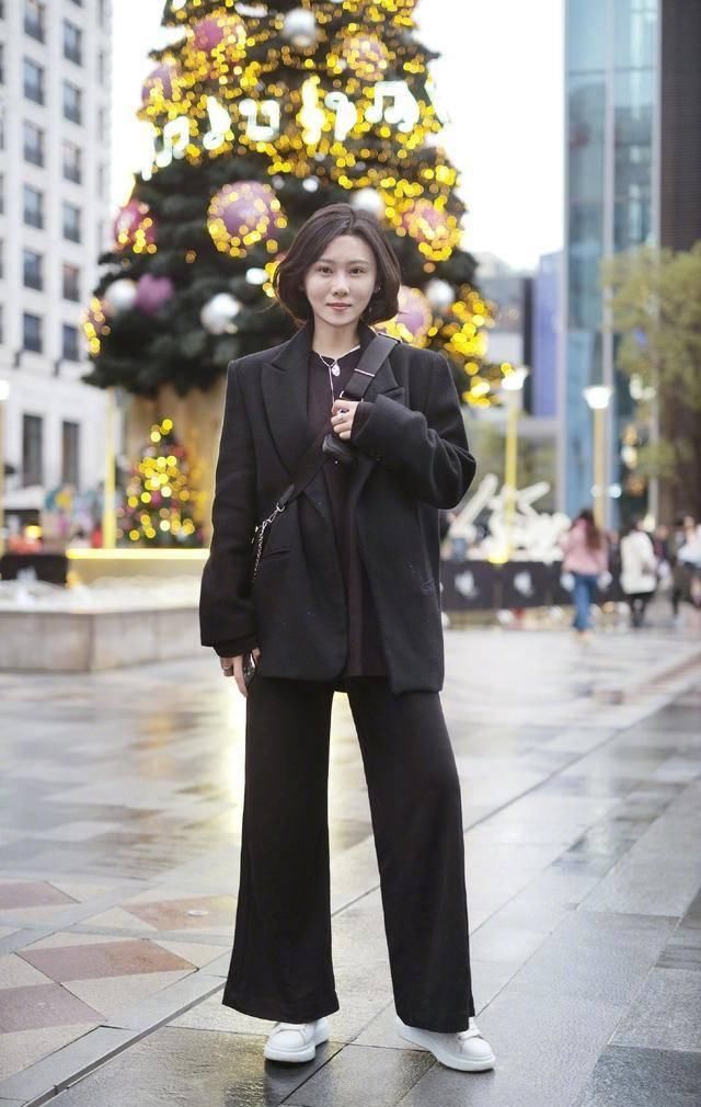  [小姐姐]经典黑也能穿出层次感，高级又优雅，真是个迷人的“小妖精”