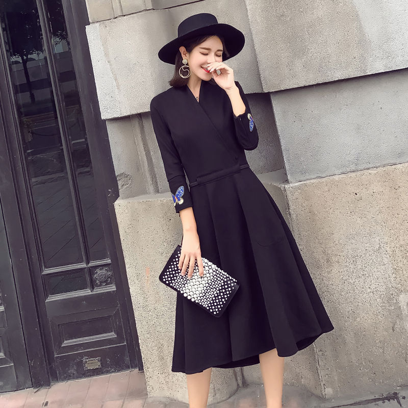 套装早穿腻了,秋季最时髦的连衣裙,简约而不失优雅,美极了