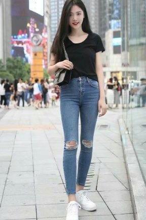 牛仔裤让你显得低调又有内涵美，绝对会吸引到心仪的他的眼球