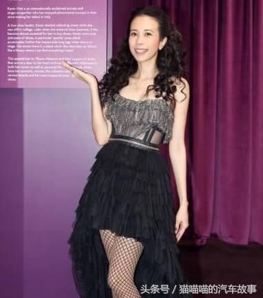 48岁的长腿女神全身竟只穿碎钻装饰，尽显东方的柔美和西方的野性