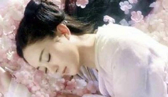 美女@6位古装剧中睡姿最美女星，赵丽颖呆萌，杨幂柔情，而她已成经典