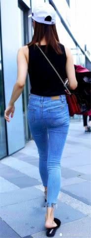 很多人都喜欢穿搭牛仔裤，它不仅耐磨耐脏，且穿起来特别有气质！