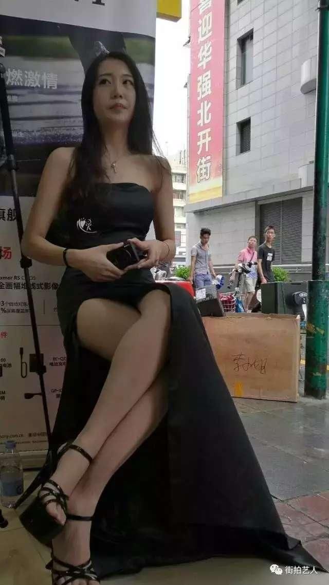 街拍, 美女胆子太大了, 真空出街一点都不怕被看