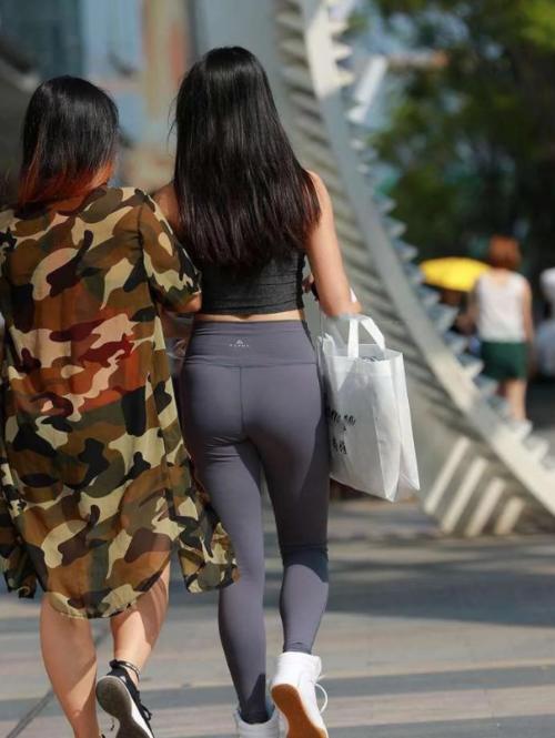 街拍: 丰满圆臀的紧身裤姑娘, 一点缺点都没有啊!