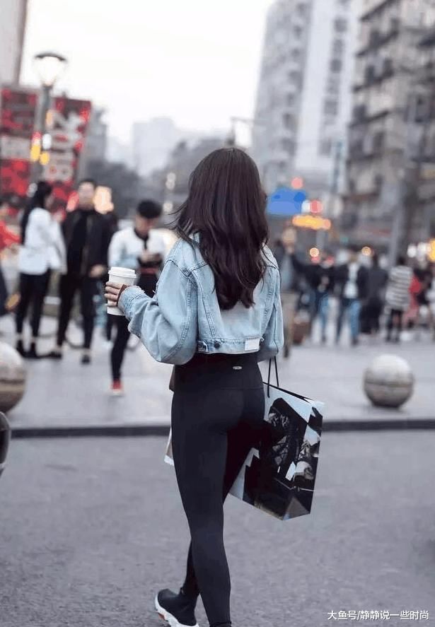 在健身房当中，好看的健身裤子在这里了