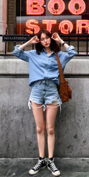 牛仔裤可以分分钟穿出自己的品质感，浅蓝色搭碎花上衣最撩人