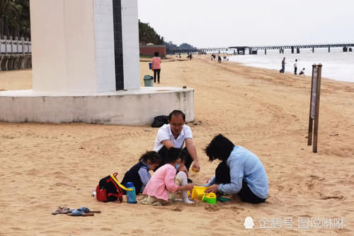  『海边』海边沙滩野草疯长，网红小姐姐不惧寒风大浪，疫情消退人们出游忙