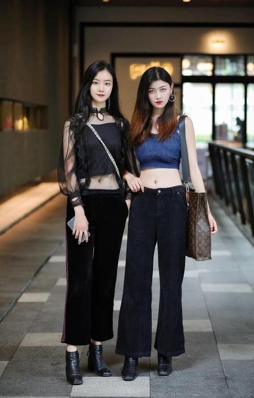 路人街拍,穿抹胸一字肩超短裙,天鹅颈大长腿看不厌!